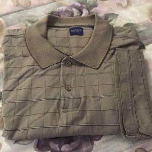 Men’s short sleeve shirt pullover style in size L in a taupe color